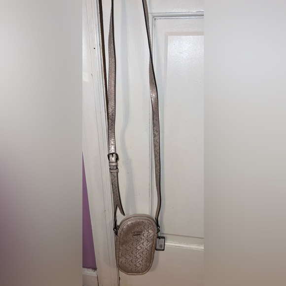 New with tags Guess Crossbody Rose Gold - Picture 2 of 3